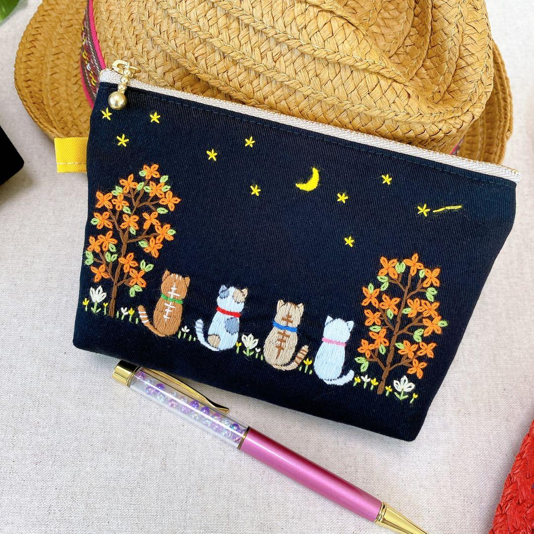 手刺繍　＊猫さんと柴犬さんの天体観測＊ハンドメイド　大きめポーチ