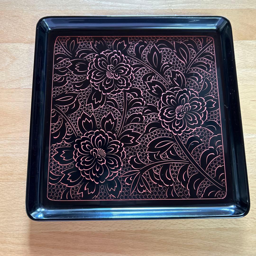 輪島塗の漆器。お菓子。お盆。