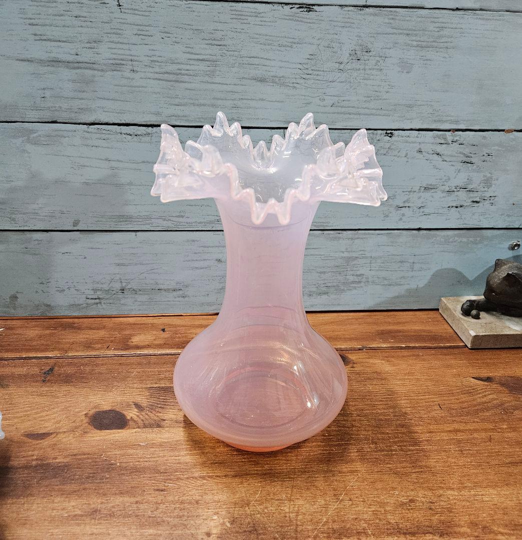 フランスアンティーク オパールセントガラス フリルの花瓶 ピンク系 一輪挿し