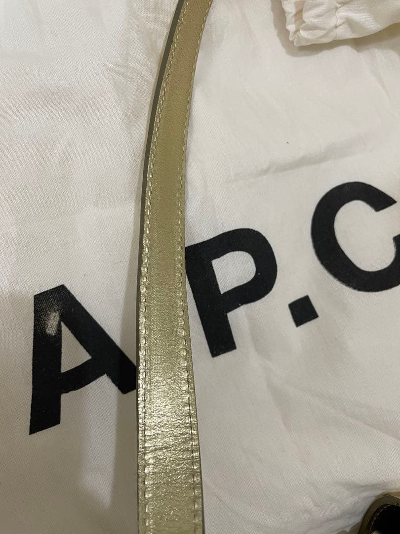 A.P.C. アーペーセー　ルクセンブルクゴールドショルダーバッグ