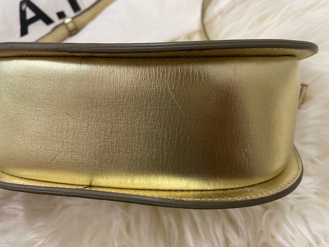 A.P.C. アーペーセー　ルクセンブルクゴールドショルダーバッグ