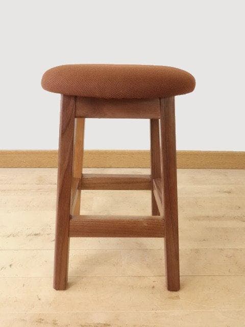 北海道手作り家具　ウォールナット材　スツール　座面布座（茶色）