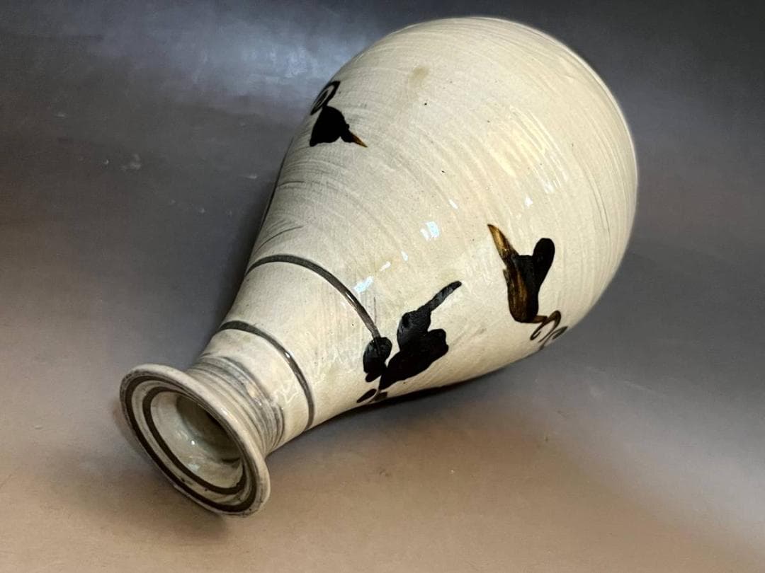 花瓶■韓国人間国宝 樊川窯【安東五作】白釉刷毛目唐草花紋 花器 韓国人間文化財■