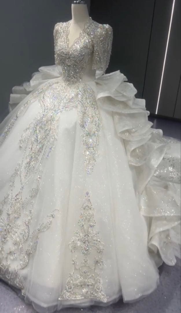 白ウェディングドレス　ティアラとブライダルインナーセット付き