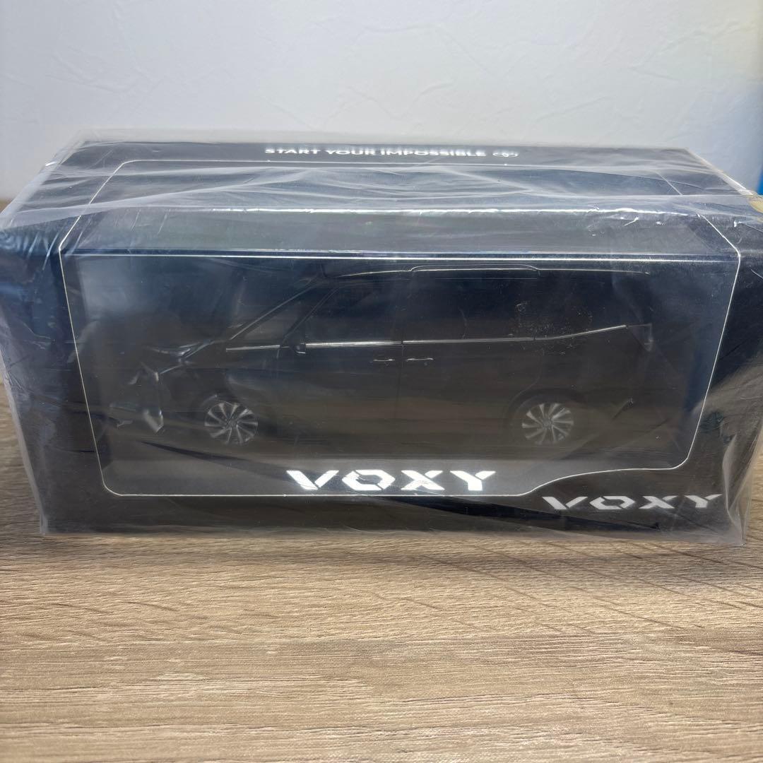 【送料無料】トヨタ ヴォクシー ブラックマイカ 1/30カラーサンプルミニカー