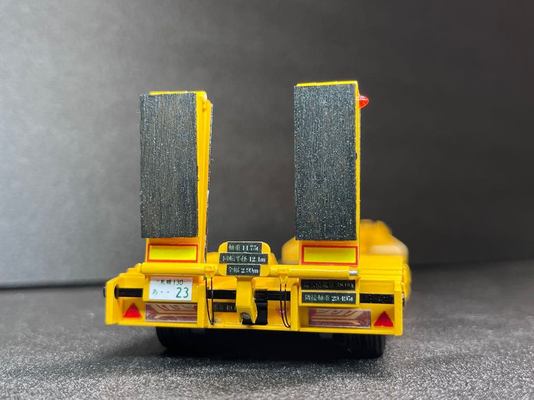 【アイル】　1/50 3軸低床トレーラー自動あゆみ付 建機 SCANIA