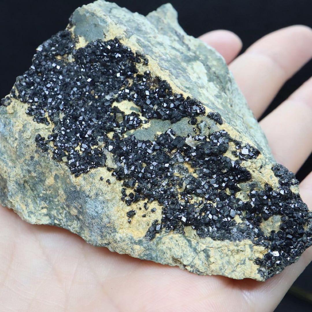 ※SALE※ メラナイト ガーネット 灰鉄柘榴石182,8g AND108 原石