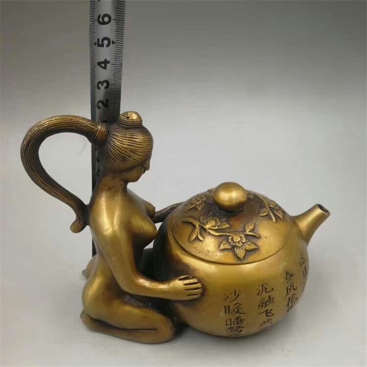 骨董品の美女が酒を注ぐ。徳利。急須。家具。置物を飾る