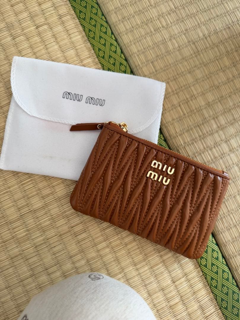 miu miu ブラウンレザーケース