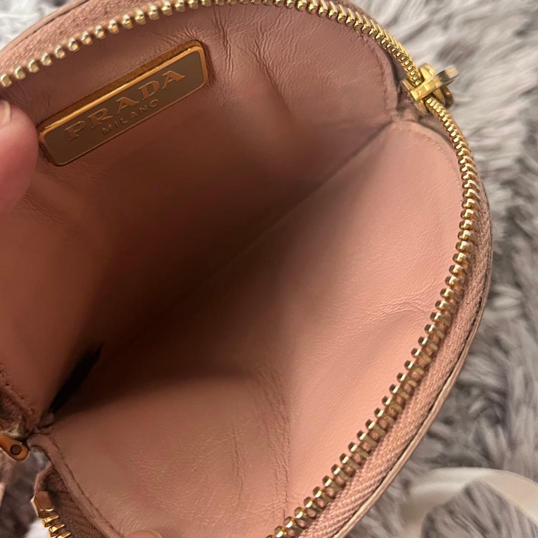 良品✨PRADA ラウンドケース　サフィアーノ　ストラップ付き　メタルロゴ