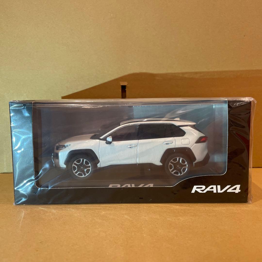 トヨタ RAV4 カラーサンプル ミニカー ホワイトパール 1/30