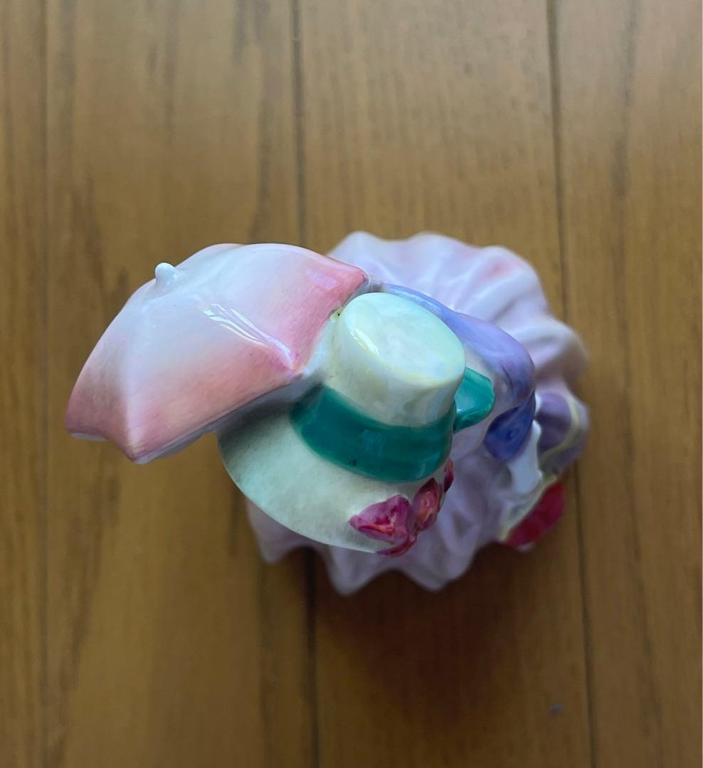 ロイヤルドルトン　MISS DEMURE