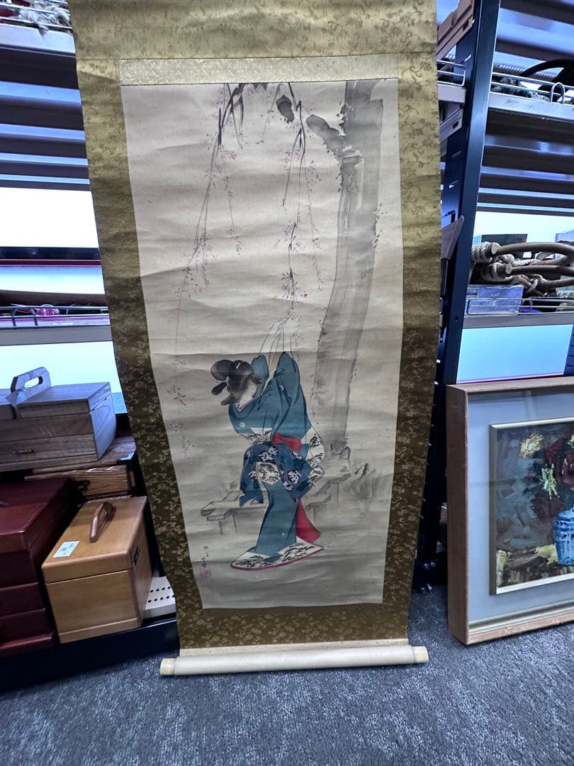 伝統的な日本の掛軸「桜を触る美人図」絹本 肉筆 共箱付き 掛け軸