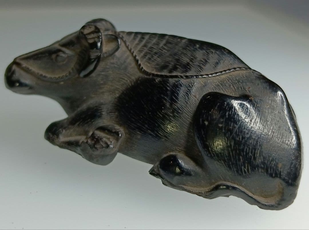 一虎 在銘 根付「伏せ牛」黒檀または埋もれ木 彫 江戸時代