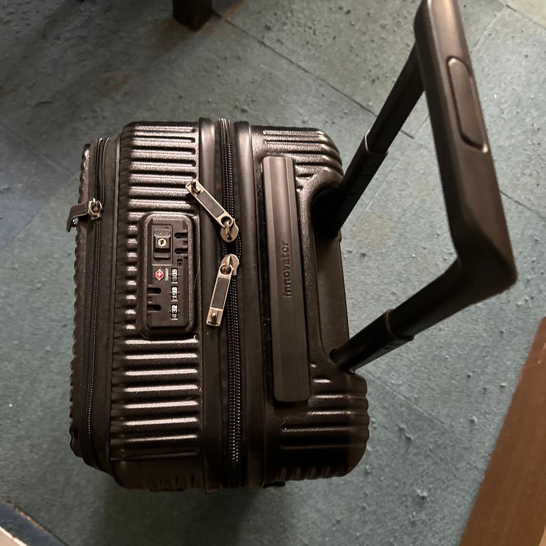 「innovator」黒TSAロック 中型キャリーケース