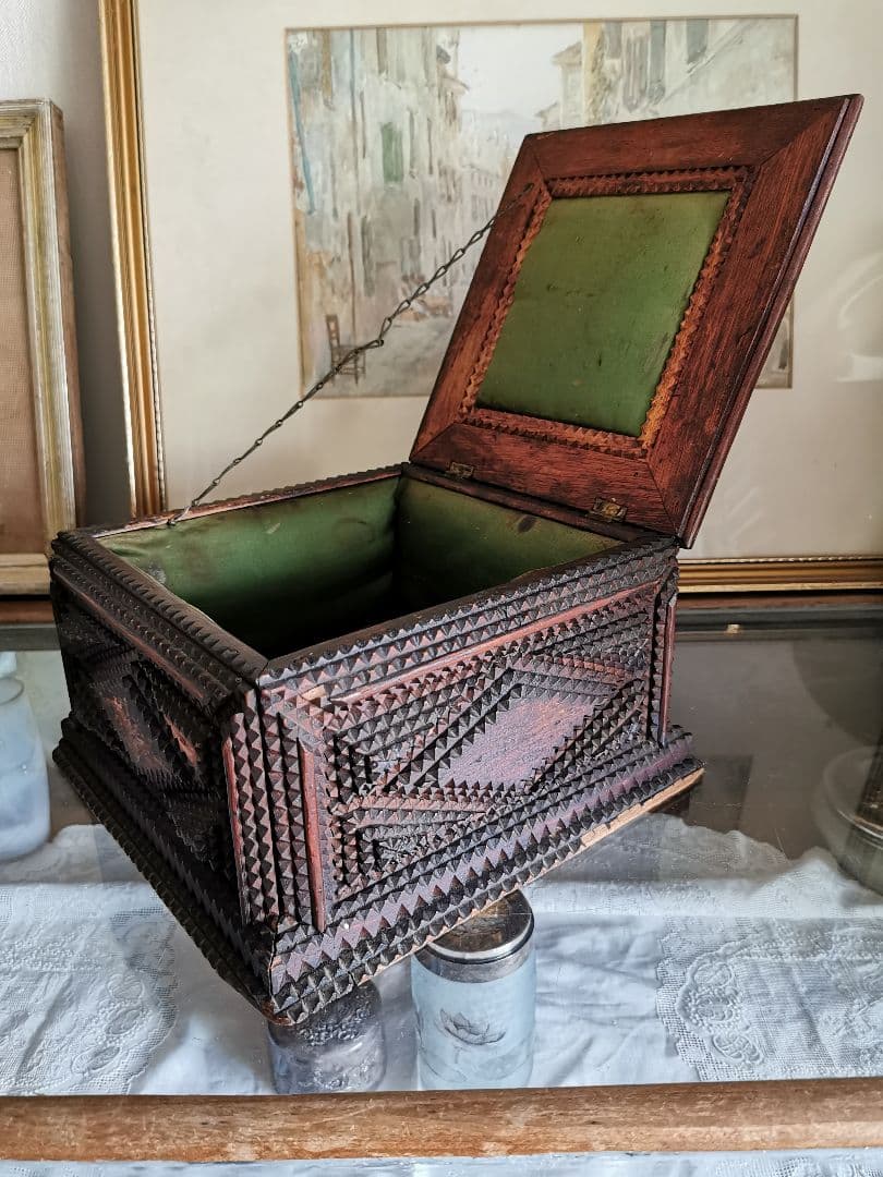 アンティーク 木製彫刻装飾トランプアート 蓋付き裁縫ボックス 内装総グリーン布張
