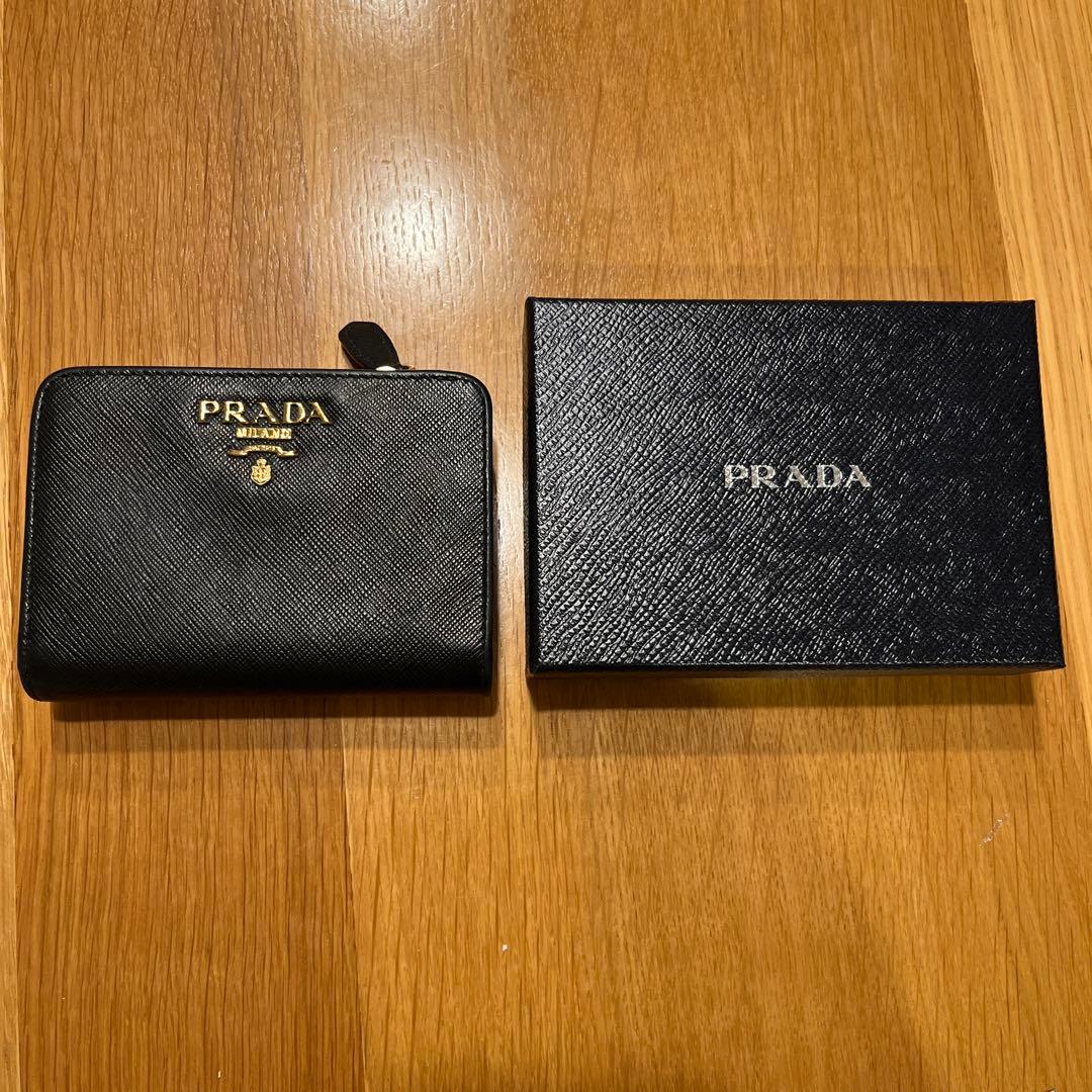 PRADA ブラックレザー 二つ折り財布