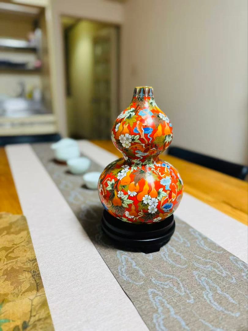 赤地の花柄陶器装飾品