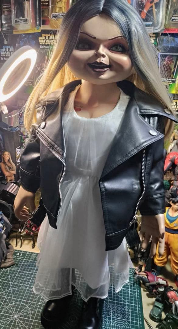 Chucky Doll レザージャケットと白いドレス