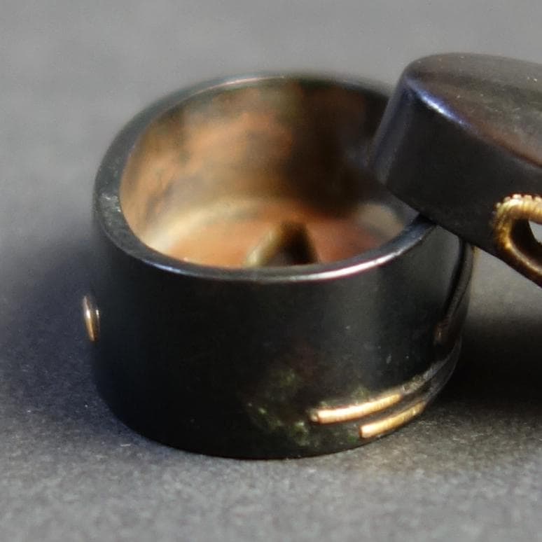 【 在銘 赤城軒元孚 赤銅磨地 金銀銅色絵 茶道具図縁頭 】 (箱・布団付き)