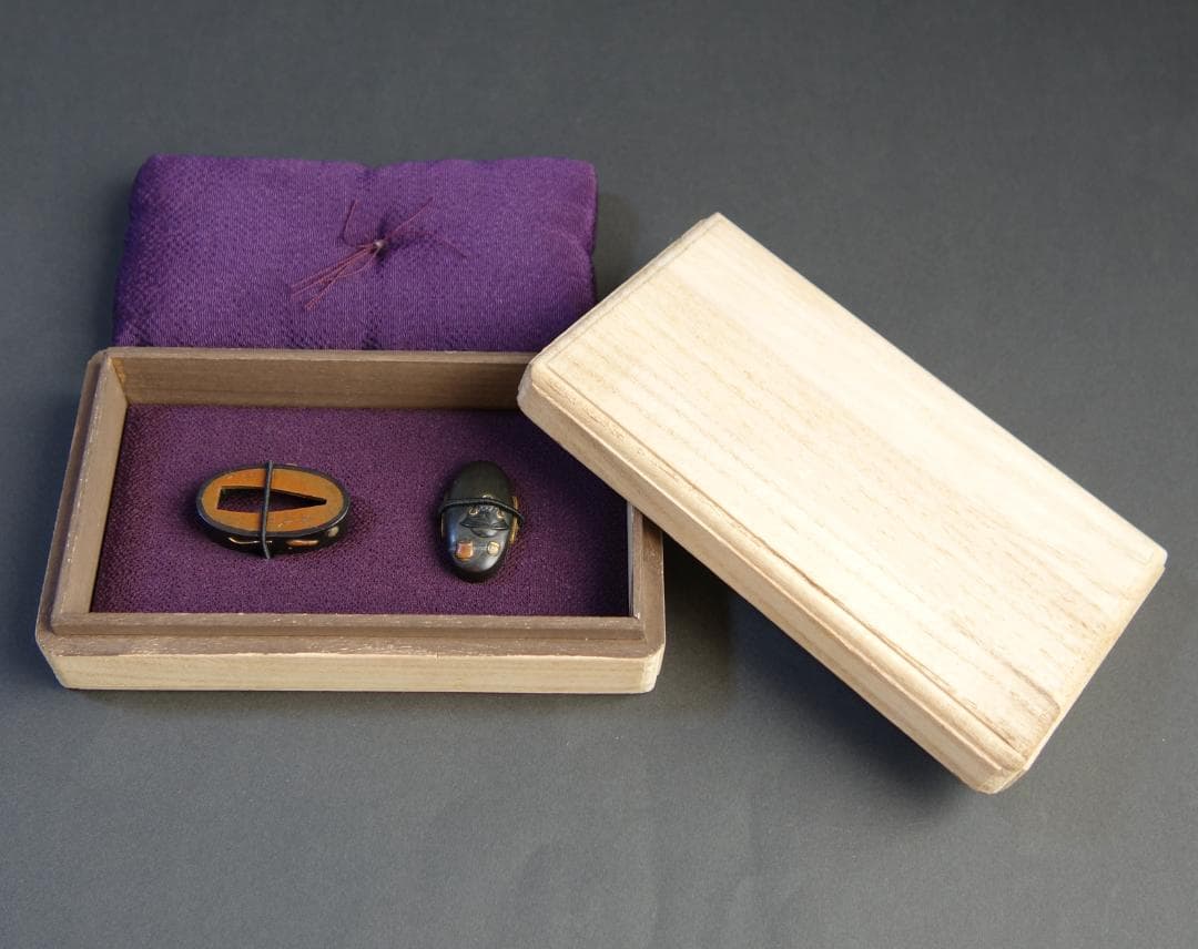 【 在銘 赤城軒元孚 赤銅磨地 金銀銅色絵 茶道具図縁頭 】 (箱・布団付き)