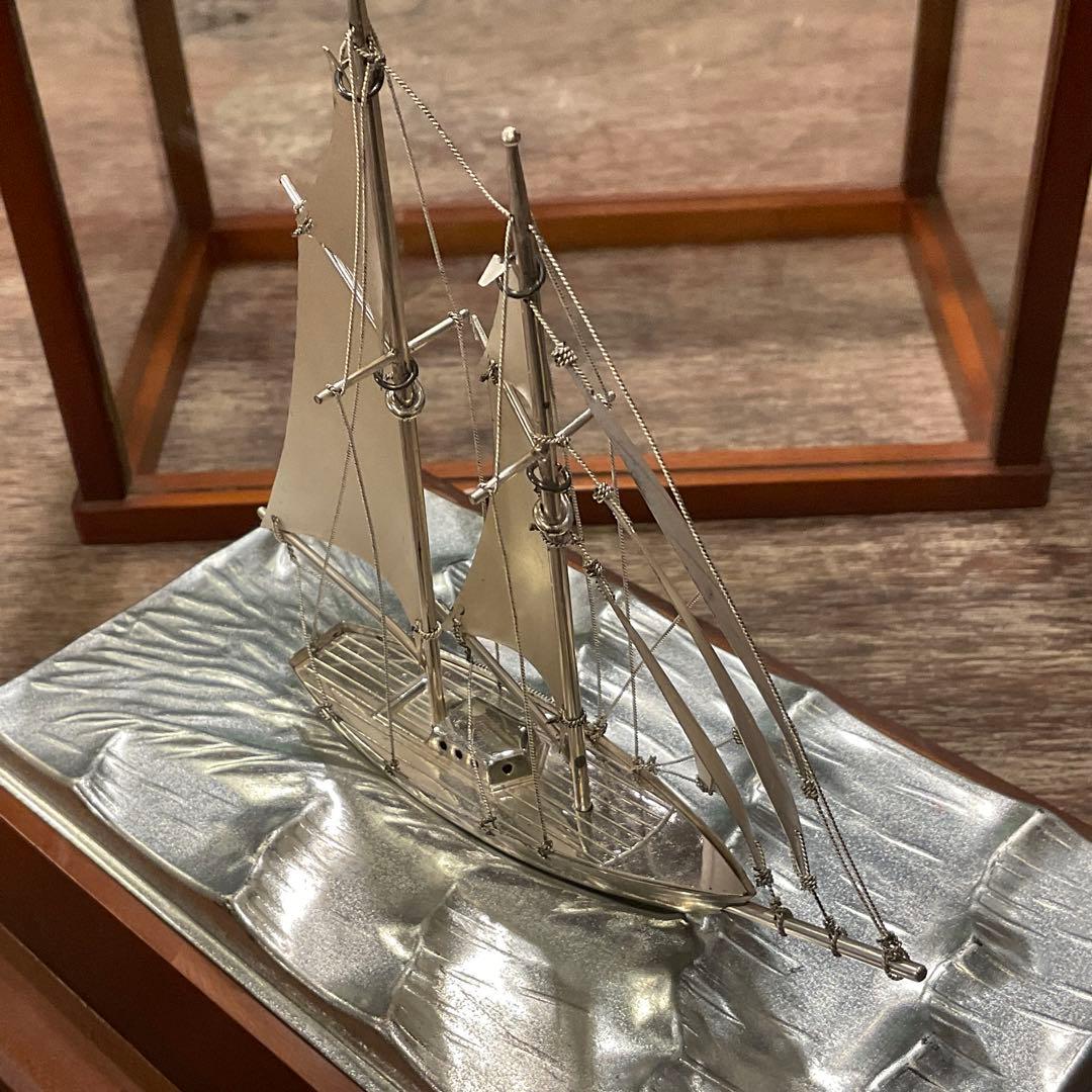 銀製(純銀刻印)帆船 置物 台付 ヨット シルバー 金属工芸 ガラスケース