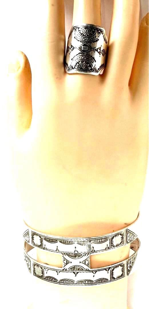 サハラ砂漠　トゥアレグ族　ハンドメイド　シルバーバングル