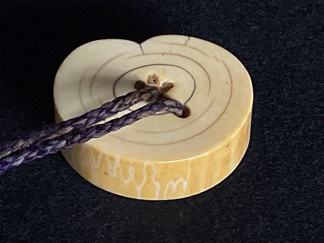 根付　提げ物　水鳥の図　トンボ玉緒締　饅頭根付