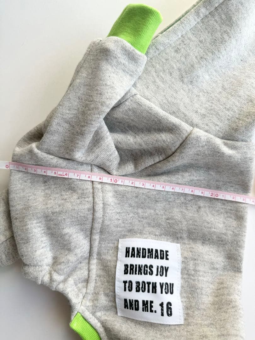 黄緑の袖のロンパース