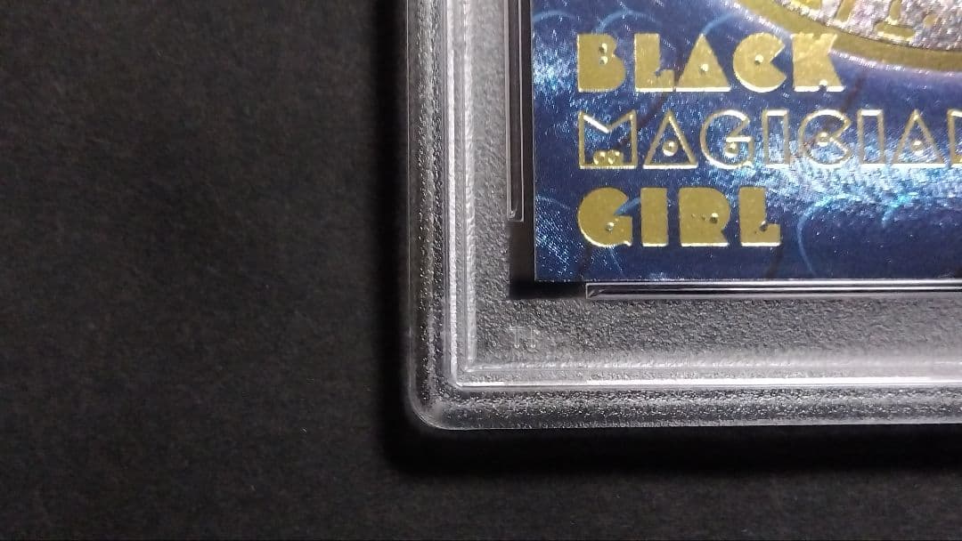 PSA8「DDM ブラックマジシャンガール」ブルー レリーフ ダンジョンダイス