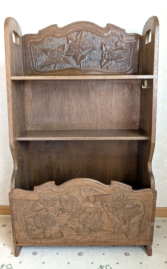 ハンドメイド　木製彫刻入り二段本棚