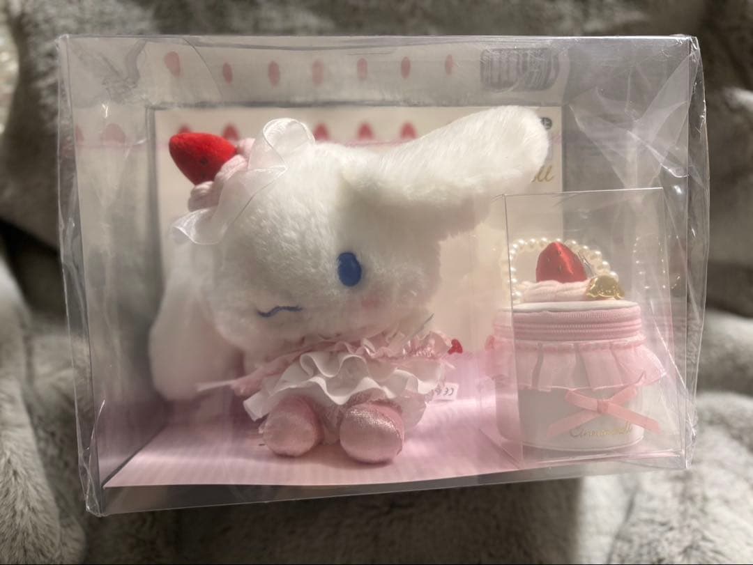 値下げしました新品 サンリオ シナモロール いちごホイップケーキ ぬいぐるみ＆ア
