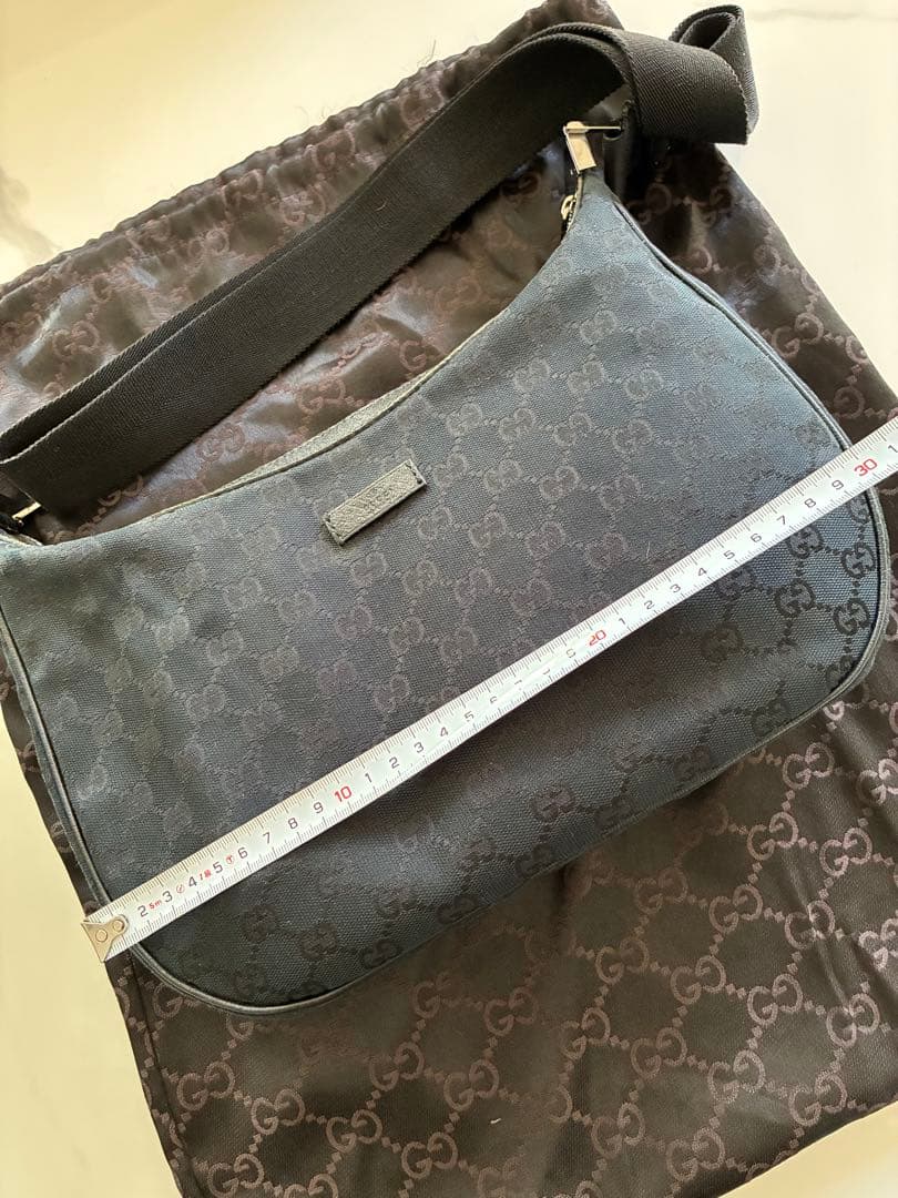 グッチ ハーフムーン ショルダーバッグ ロゴプレート GGキャンバス 黒