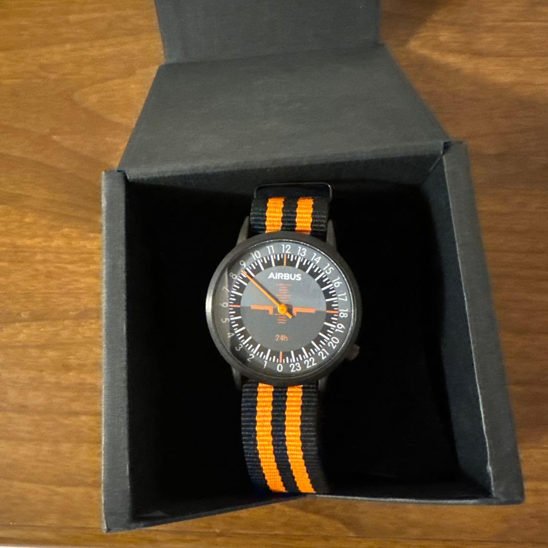 AIRBUS アナログ腕時計 ブラック/オレンジ　24時間