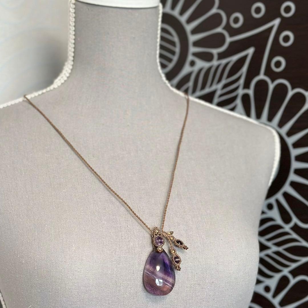 『天秘糸』大きなパープルフローライトとファントムアメジストのマクラメネックレス