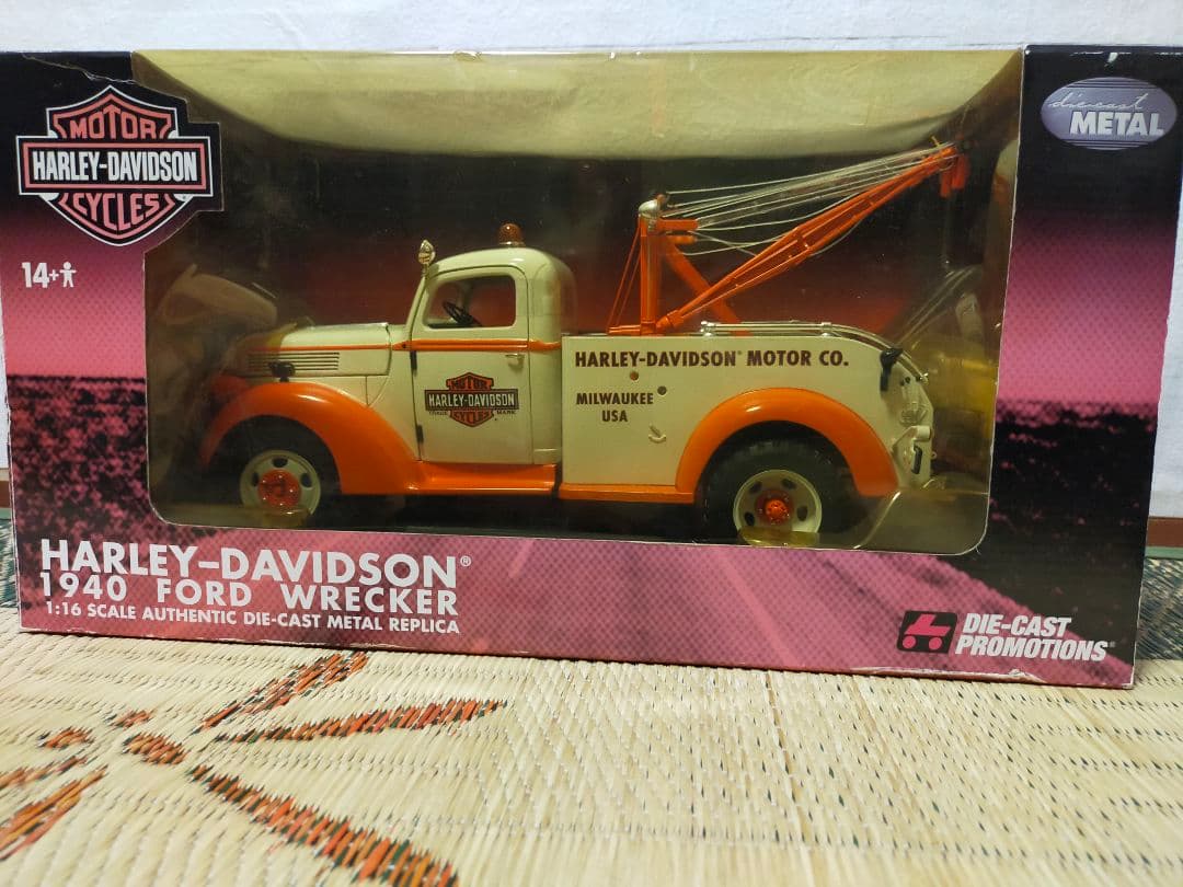 ミニカー HARLEY-DAVIDSON 1940 FORD WRECKER 1:16