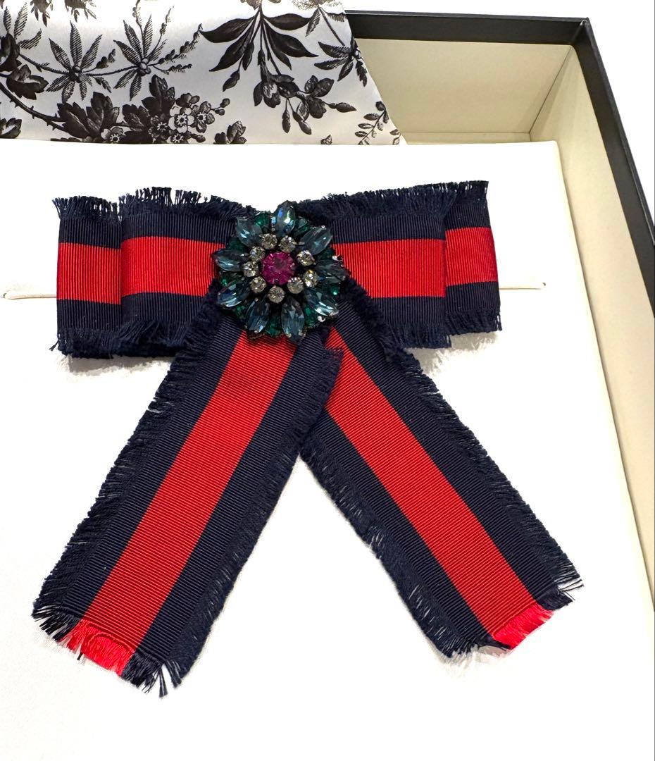 グッチ☆リボンブローチ　シェリーリボン✖️ラインストーン　蜂　ロゴ　リボンタイ