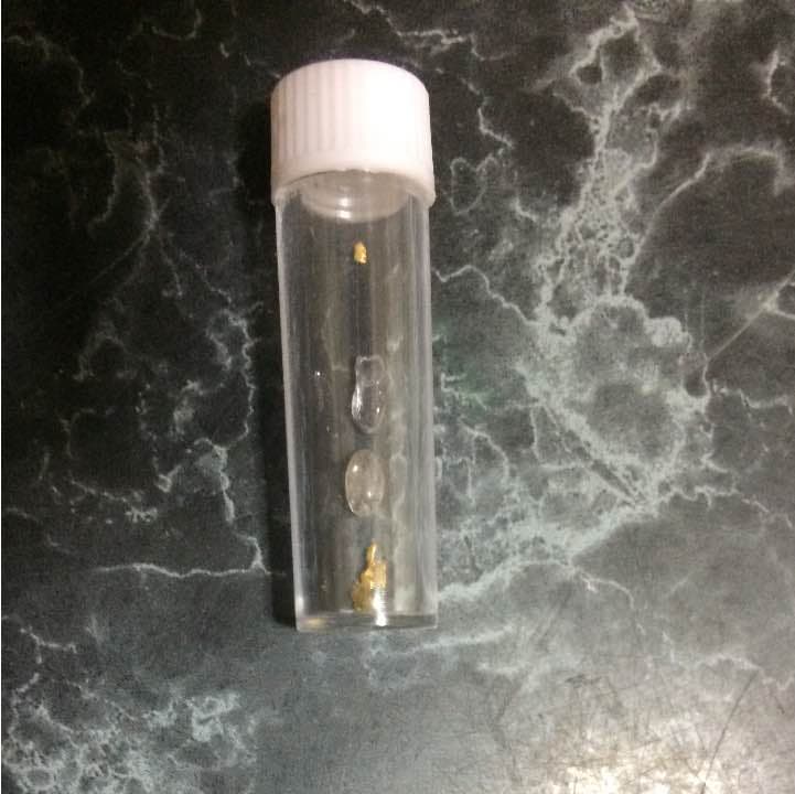 砂金6つぶと水晶2粒