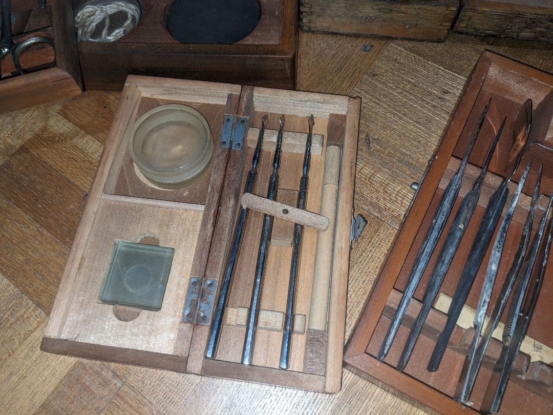 アンティーク 手術器具セット ８個の木箱付き　外科用医療器具