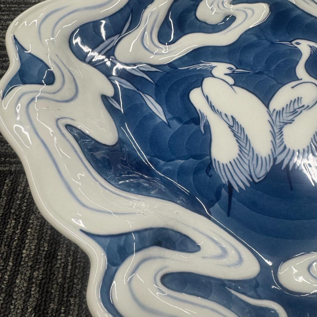 年末値下げ！藍鍋島流水鷺図 大皿 飾り皿 浮彫 浪形皿 共箱 45ｃm