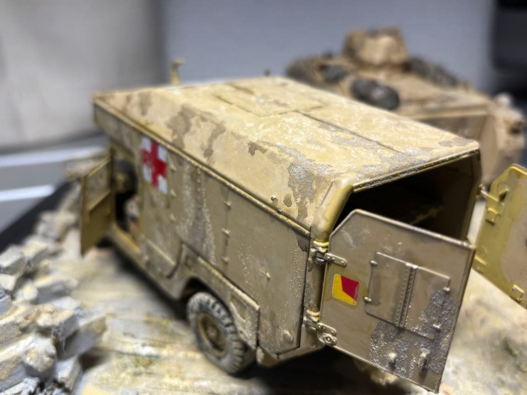 戦車　ジオラマ　1/35 デザートワゴン　軍用車両ambulanceと兵士