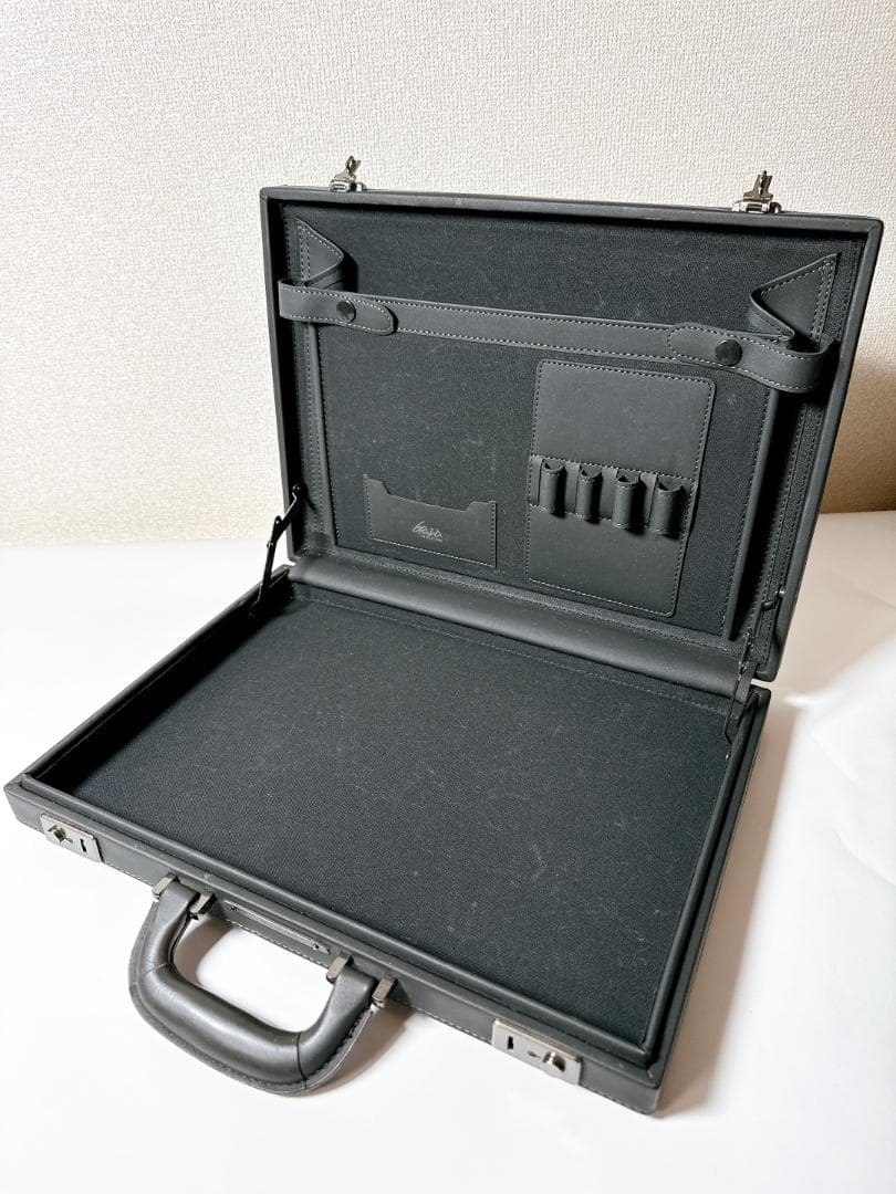 レザーアタッシュケース　丸井で購入・縁と取っ手に傷があります