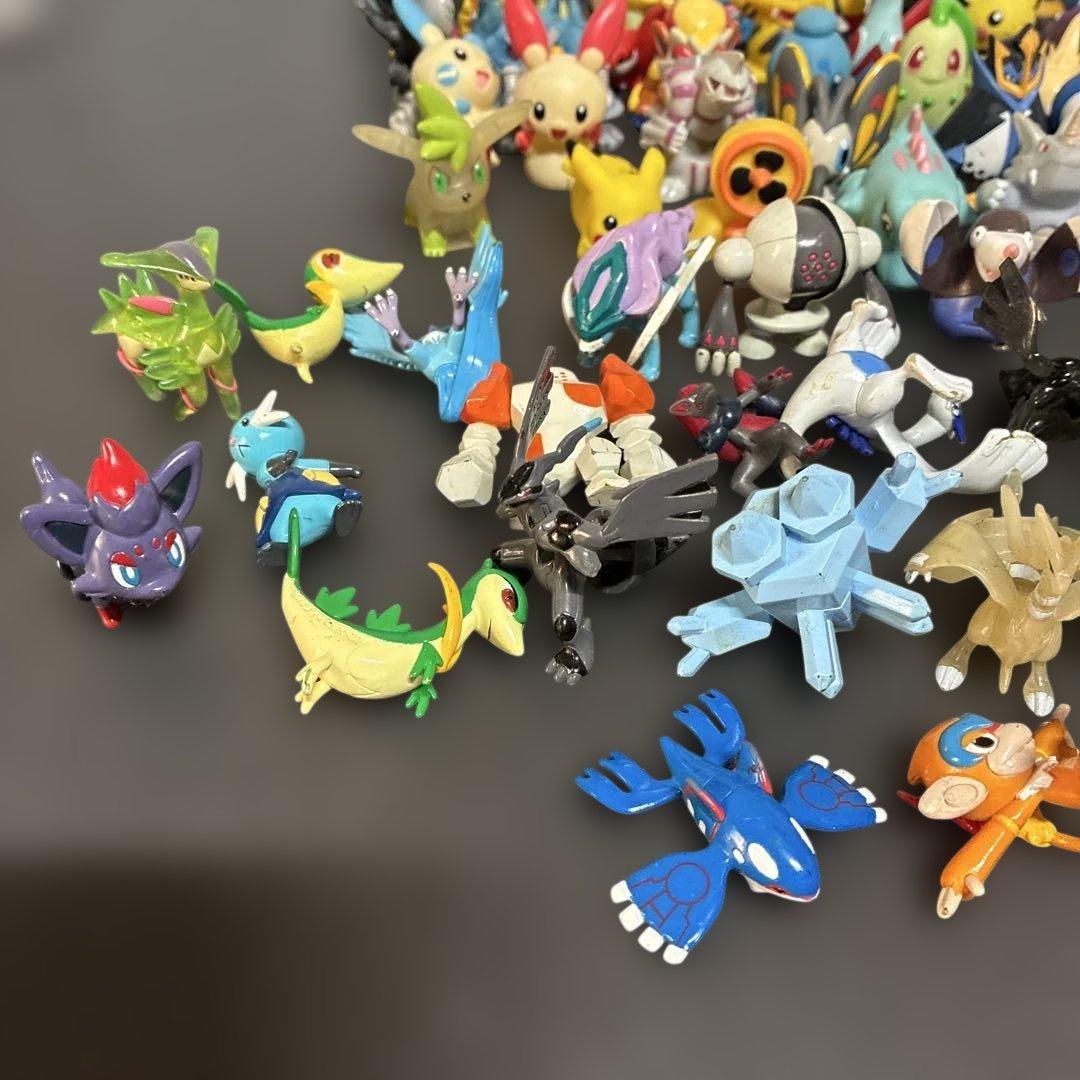 ポケモン フィギュア 約100体と、古いポケモンカード