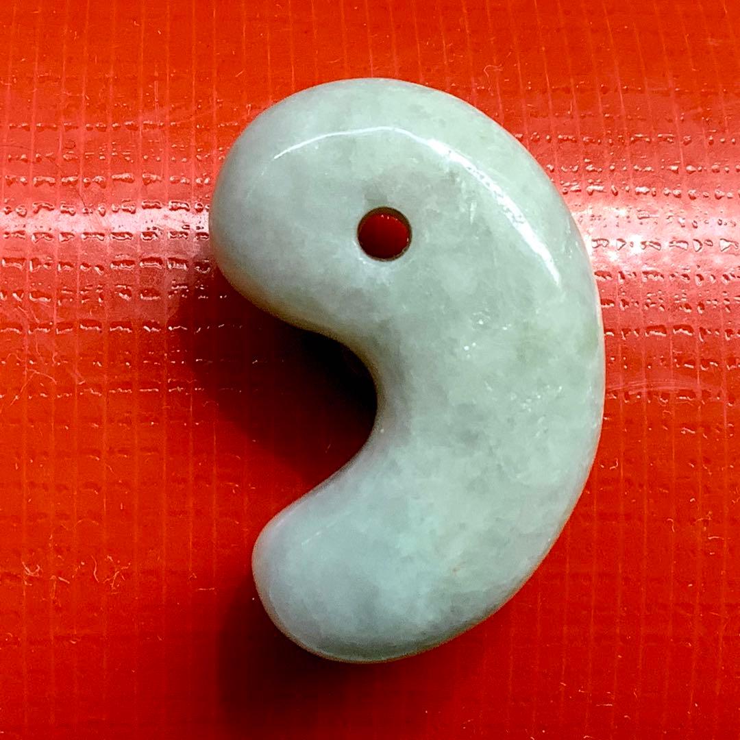 ⭕️摩訶不思議な運気上昇の縁起物‼️　糸魚川翡翠ジェダイト勾玉　鑑別書付　極上品‼️