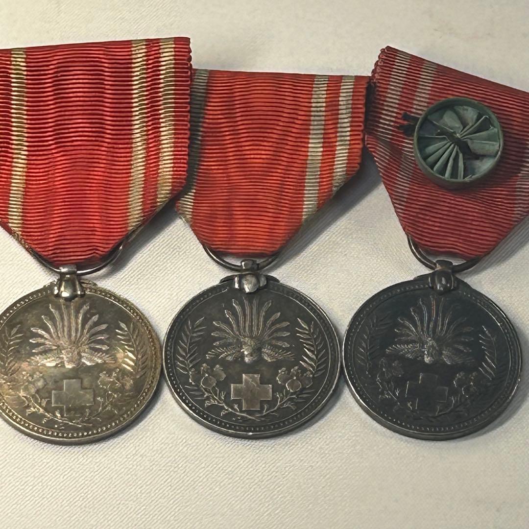 日本赤十字社 金色特別社員章メダル4枚　勲8等白色桐葉章　帝国在郷軍人会バッチ