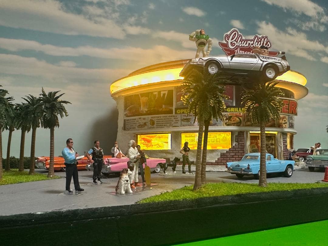 ハンドメイドジオラマ　 アメリカンダイナー 1/６４ミニカー7台＆フィギュア付き
