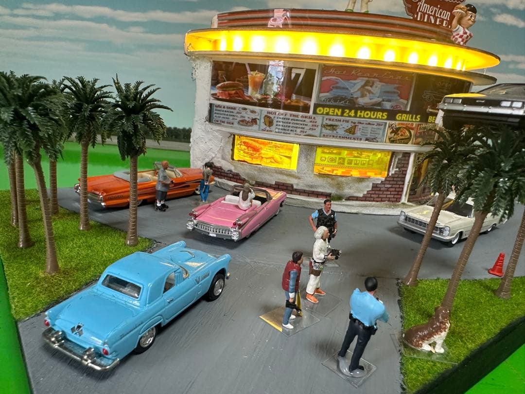 ハンドメイドジオラマ　 アメリカンダイナー 1/６４ミニカー7台＆フィギュア付き