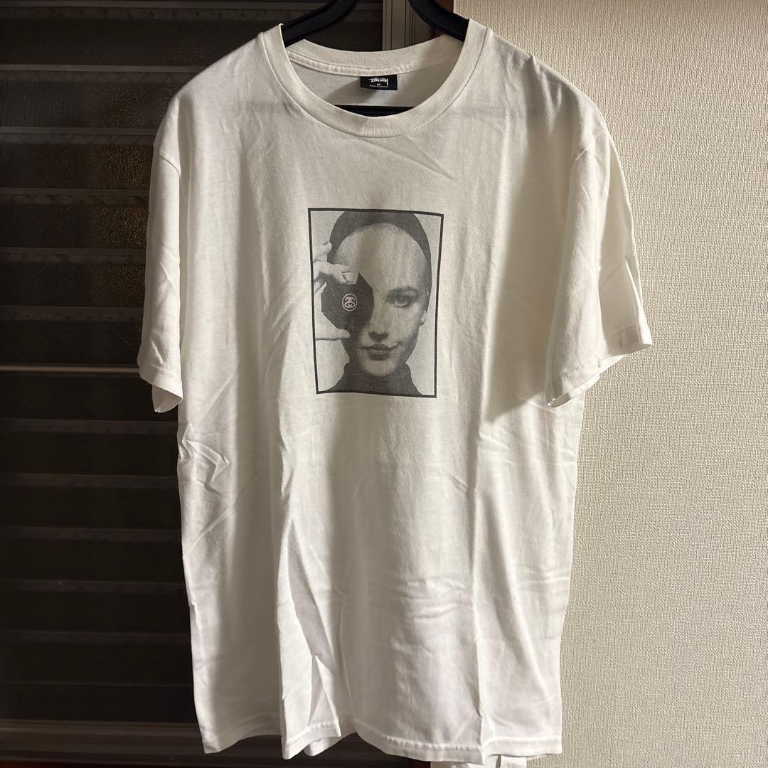 トップス STUSSY PRINTEMPS Tee CHANEL KARLLAGERFEL