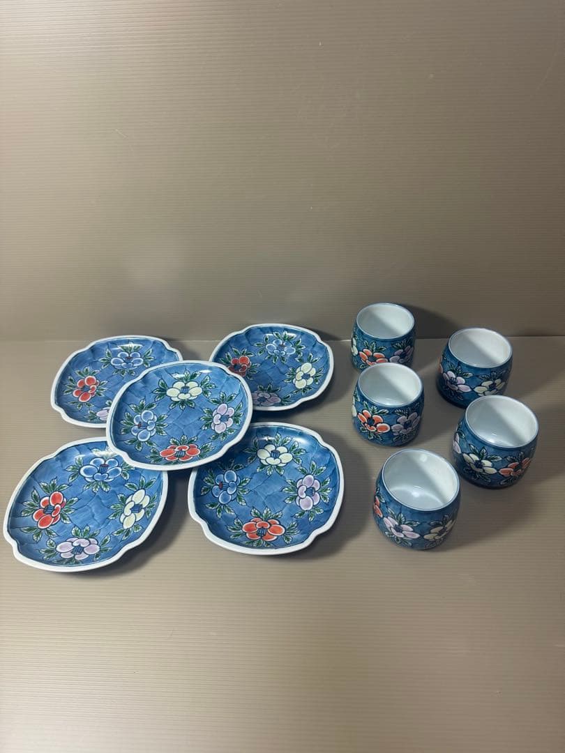 2072 源右衛門窯 染錦椿絵　皿5客　湯呑5客