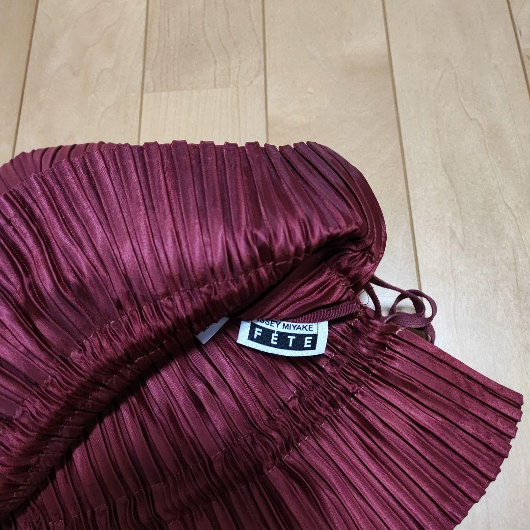 イッセイミヤケ　プリーツプリーズ　バーガンディ プリーツ巾着バッグ